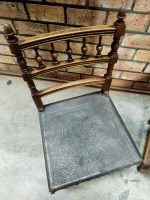 2 antieke houten stoelen met lederen zitting (7)